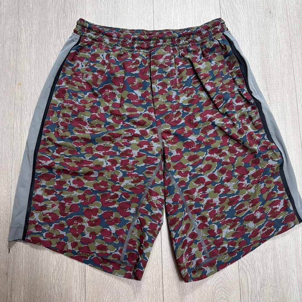 Lululemon Mens Pace Breaker Shorts Size Medium 9.5"‎ Inseam Lined Camo Print